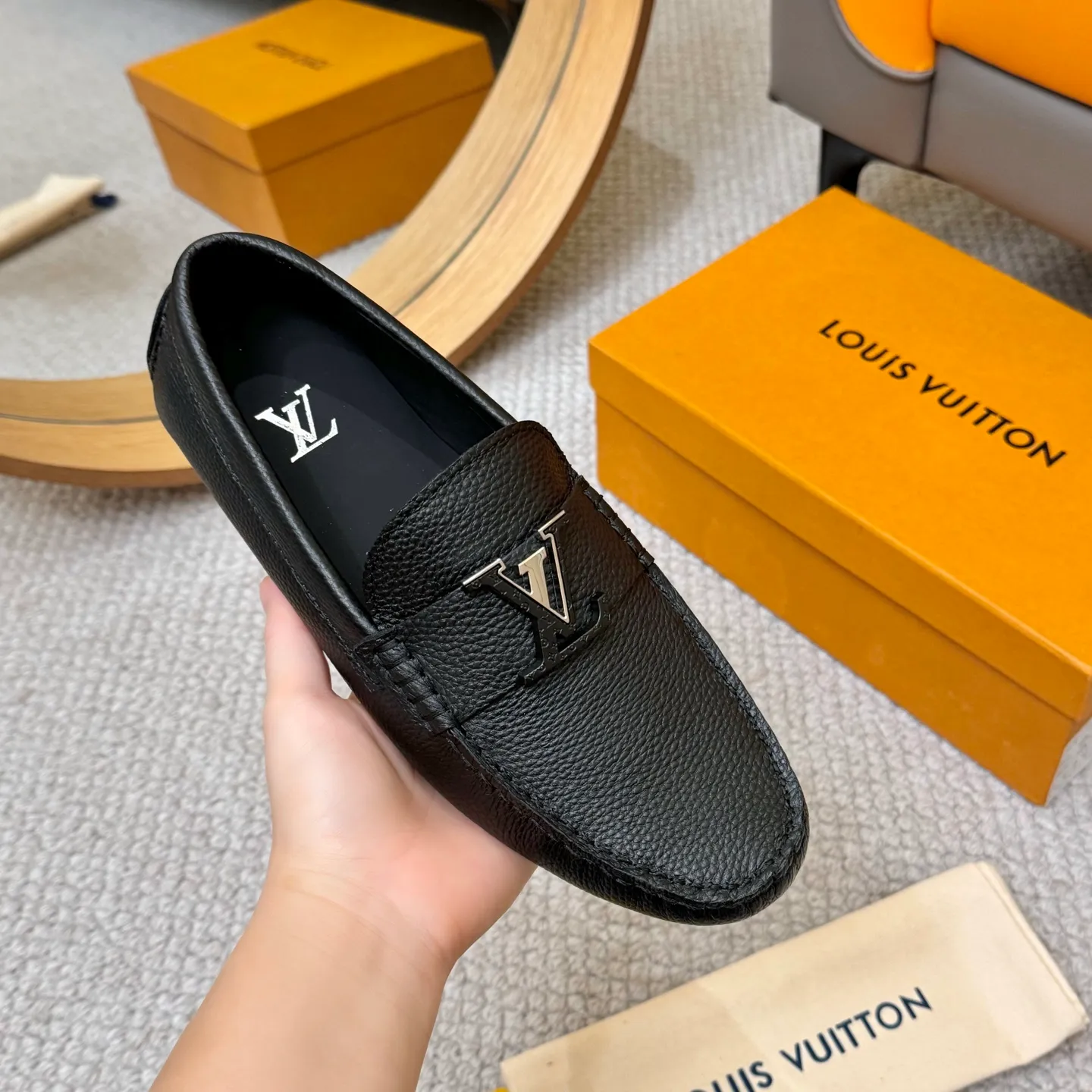 Men's men's shoes 💰420 (Yangli) LV 2⃣️0⃣️2⃣️5️⃣Spring and summer counter GLORIA series models ✈️Original factory special leather production, original last type. A classic driving slip-on casual shoe that shows an elegant style with exquisite craftsmanship details such as Monogram embossing all over the upper🌀Italian imported calfskin fabric Sheepskin foot pads➕Inside～Private mold replica sole Unique style Comfortable driving slip-on Size: 4-12 (38-46) Comes with [Counter packaging: original box, wrapping paper, card, instruction manual, shoehorn, cloth bag] No pressure to enter and leave the counter!